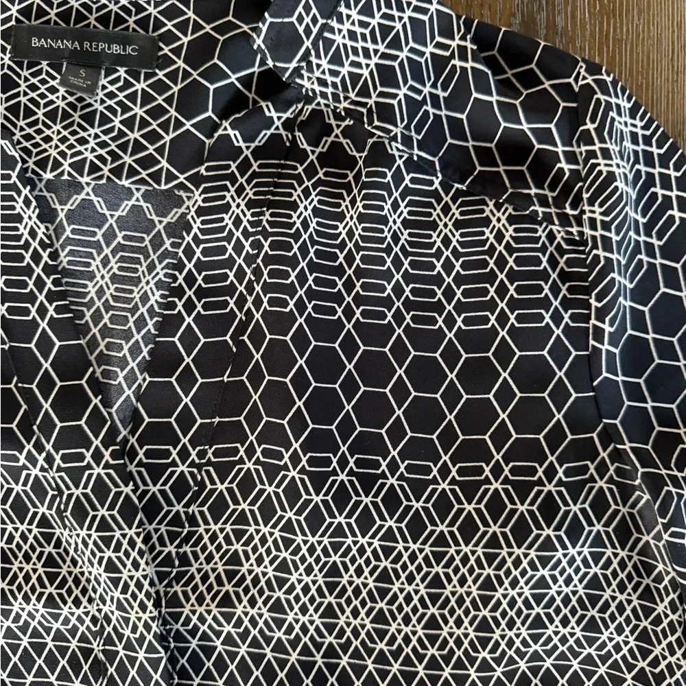 Banana Republic Women’s Black and Cream Geometric Long Sleeve Top Blouse Size S - Picture 7 of 9